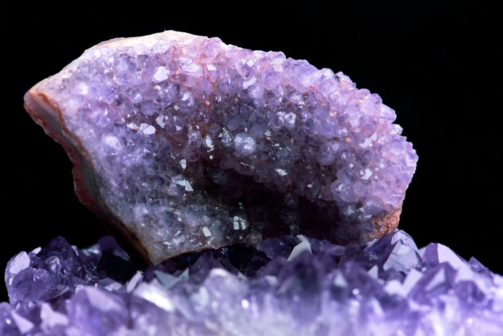 Drusa de ametista roxa, cristal usado para proteção da casa e do trabalho